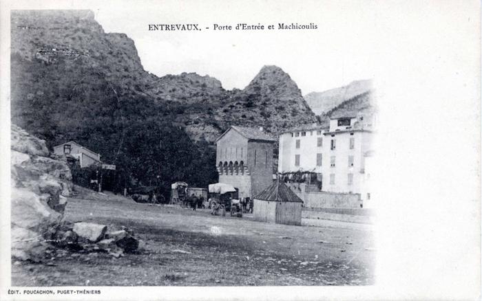 Entrevaux - Porte d'entrée et machicoulis