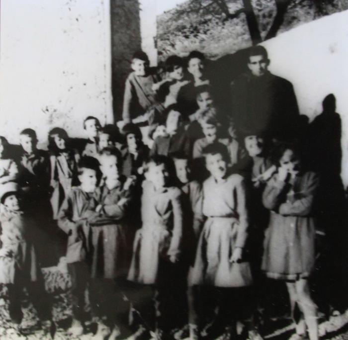 [Monsieur Migliore et sa classe, à Saint-Léger, vers 1960.]