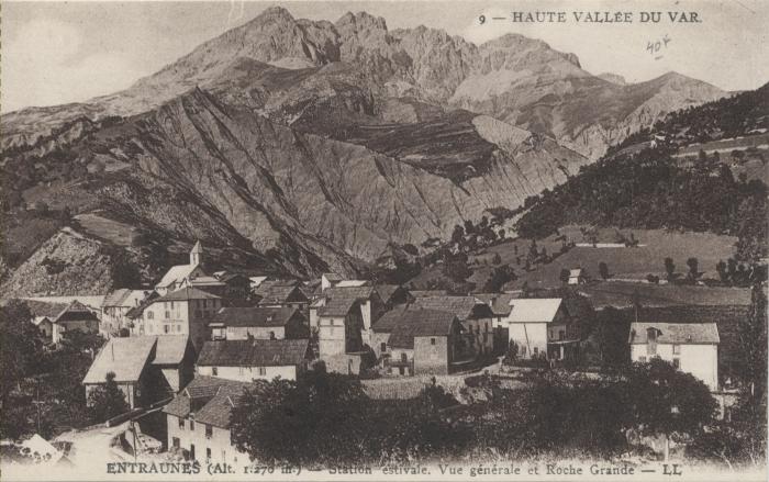 9 - HAUTE VALLEE DU VAR ENTRAUNES (Alt. 1.270m.) - Station estivale. Vue générale et Roche Grande - LL