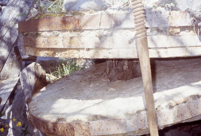 Meules d'un moulin à farine, Hameau des Moulins de Sauze.