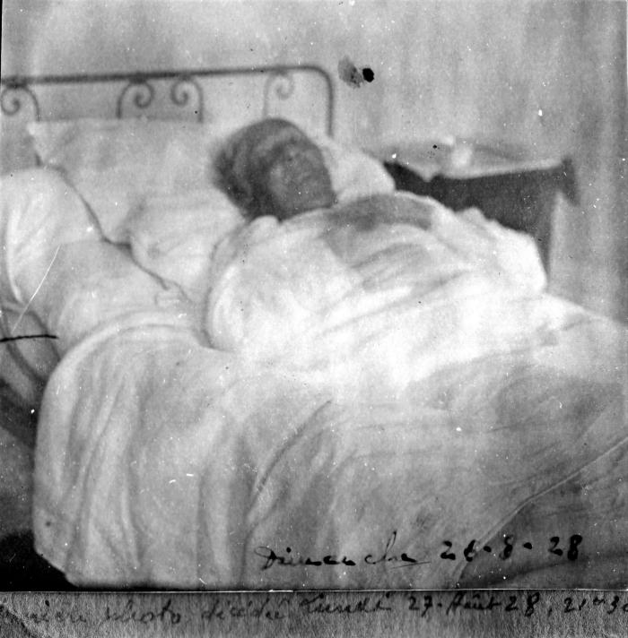 [Mme Lance, dans son lit, la veille de son décès, dimanche 26 août 1928. Hameau des Laves, Barels.]