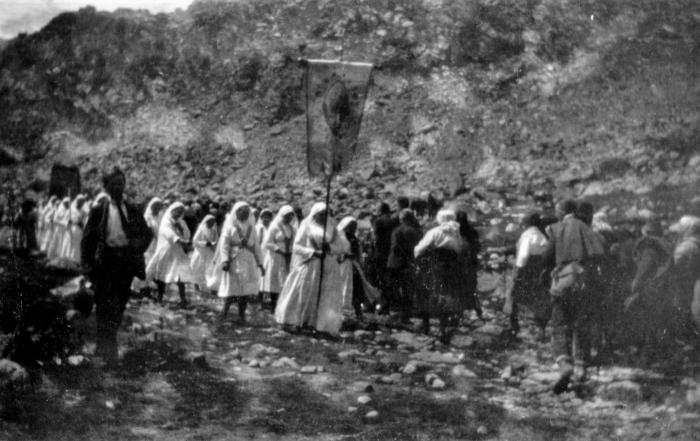 [Procession, hameau du Serre.]