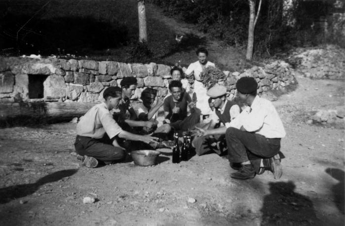 [Jeu de Mourra, Bouchanières, début des années 1950.]