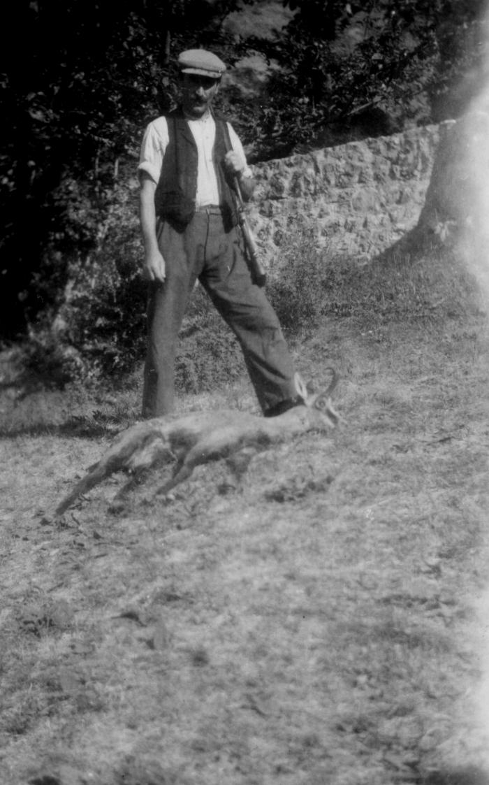 [Chasseur avec un chamois abattu au sol, Bouchanières, 26 août 1951.]