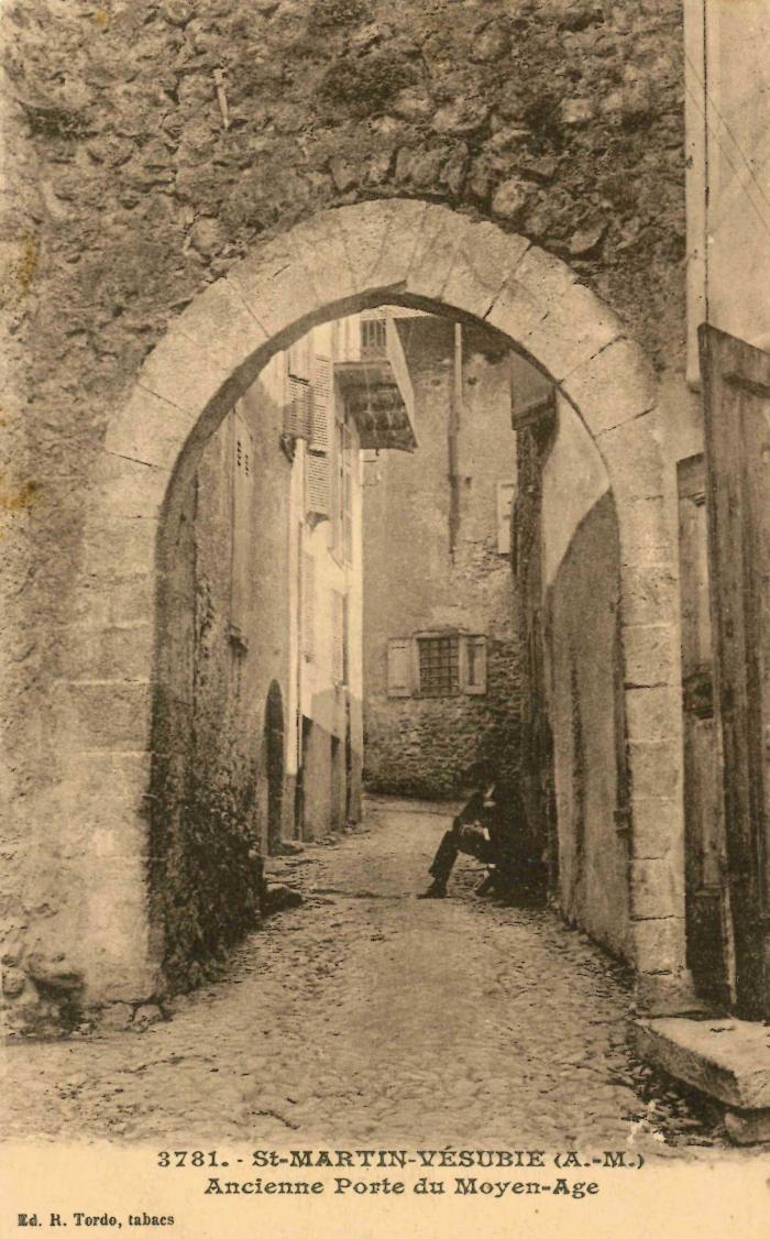 3781. St-MARTIN-VESUBIE (A.-M.) Ancienne porte du Moyen-Age