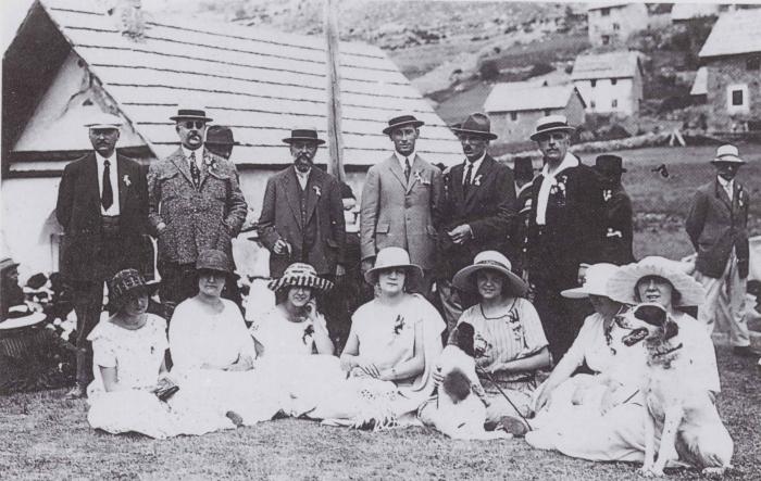Comité des fêtes de Beuil en 1930, devant la chapelle Sainte Anne.