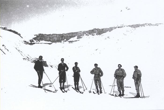 Sous les barres du Mont Mounier - Militaires du RIA et civils à la Libération